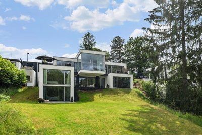 Minimalistisk villa med enestående beliggenhed i grønne omgivelser