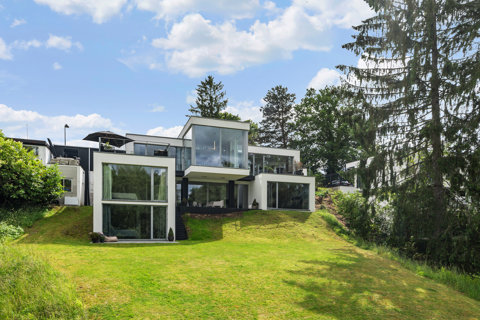 Minimalistisk villa med enestående beliggenhed i grønne omgivelser